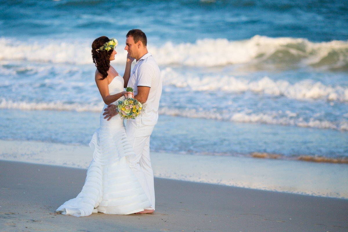 Жених и невеста у моря